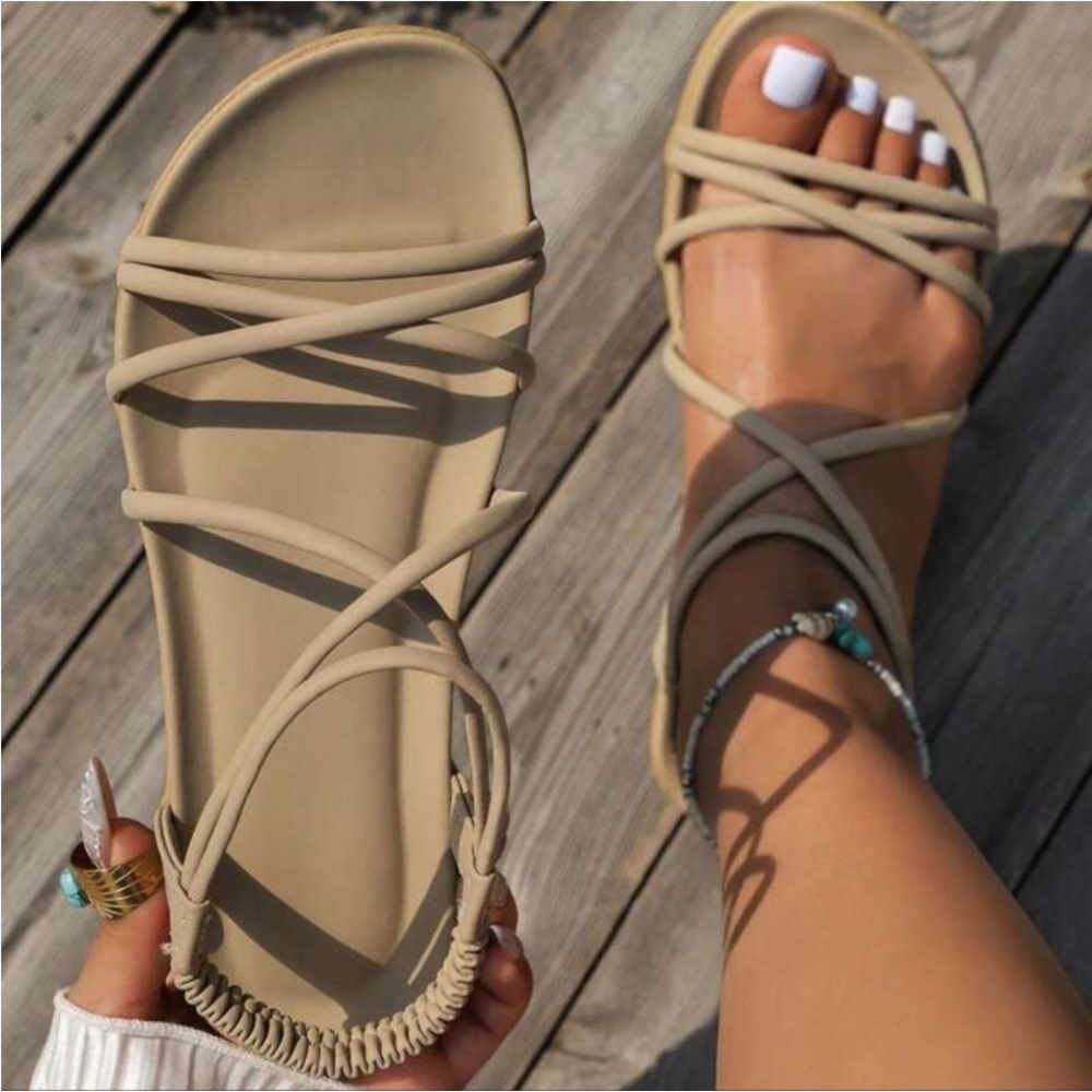NWT Summer Women Elegant and Comfortable Flat Sandals With Straps Size 8.5